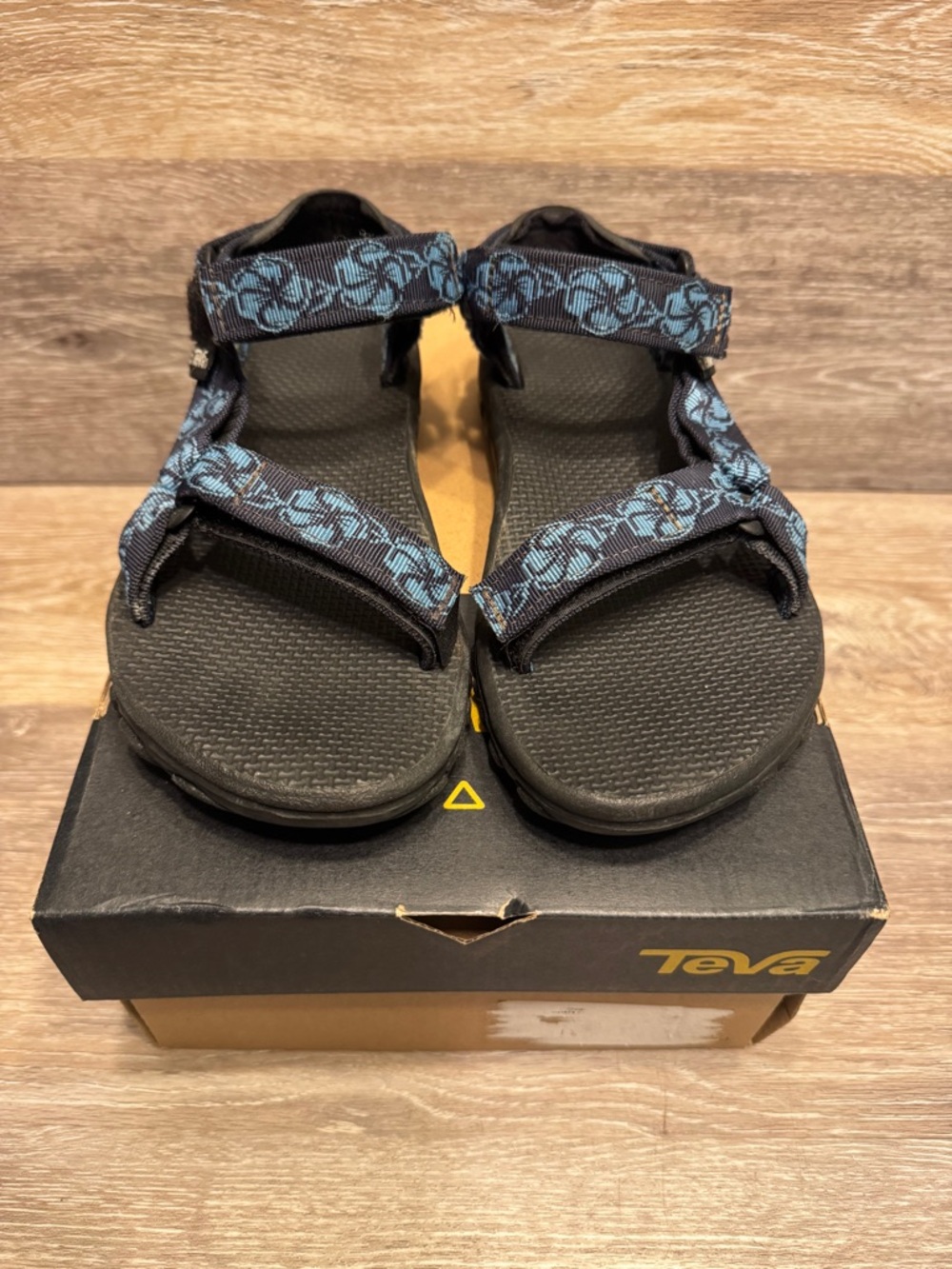 Teva Blue Hawaiian Sandals
Shoes Women 6 Floral Blue Adjust
Travel Hawaiicore